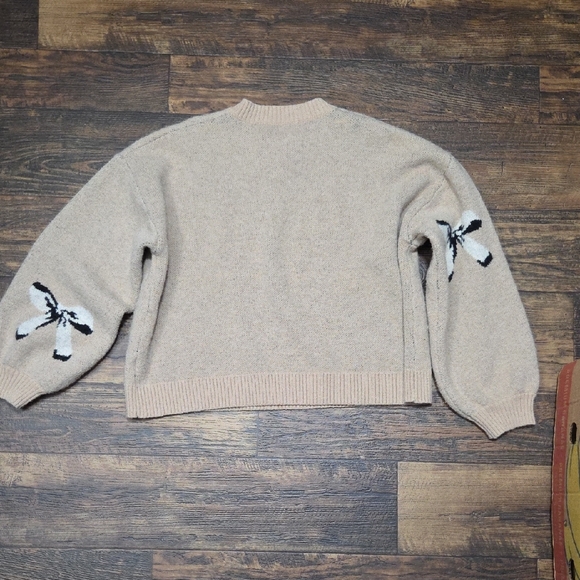 Chic Beige Sweater with Bow Accents - Picture 3 of 3